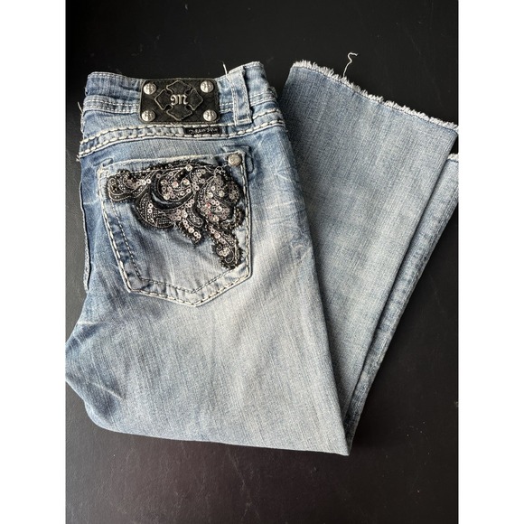 Miss Me Jeans Womens Size 31 x 20 Blue Denim Easy CAPRI Sequins Embroidered - Picture 1 of 15
